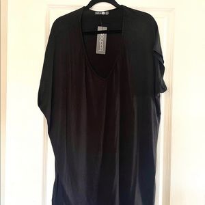 NEW WITH TAGS Women’s Boohoo black short sleeve v-neck oversized T-shirt